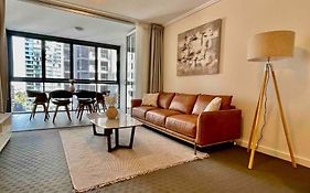 Luxury City Center King Bed Apartment And Study